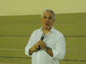 Consultor Cláudio Forner incentiva empreendedorismo em palestra no UNIARAXÁ
