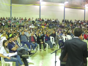 Cerca de 1,3 mil pessoas assistem à palestra sobre Eleições Limpas e Voto Consciente no UNIARAXÁ
