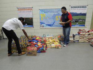 Alunos de Agronomia do UNIARAXÁ realizam trote solidário e arrecadam alimentos para doação