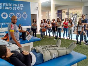 Alunos de Fisioterapia do UNIARAXÁ visitam Centro de Reabilitação do Cruzeiro
