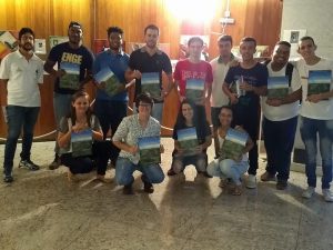 Alunos de Engenharia Ambiental do UNIARAXÁ participam de lançamento de livro