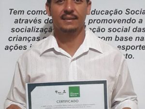 Egresso do UNIARAXÁ recebe Prêmio Educador Nota 10